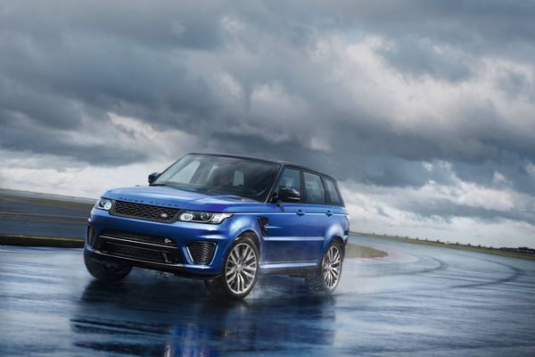 Blauwe Range Rover Sport SVR rijdend op een nat circuit