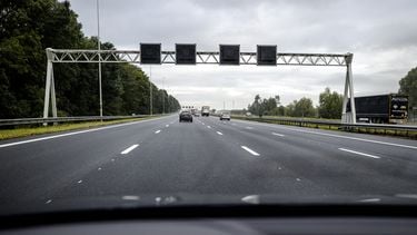 rechts inhalen rijstrook rijstroken snelweg linksplakker boete verkeer verkeersregels vluchtstrook