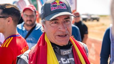 epa11089588 Spanish rally driver Carlos Sainz Sr celebrates at the finish line after he won the 2024 Rally Dakar, in Yanbu, Saudi Arabia, 19 January 2024.  EPA/Aaron Wishart