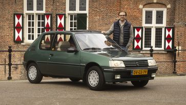Rob (27) is manager bij Mini, maar rijdt hele leven al met de Peugeot 205