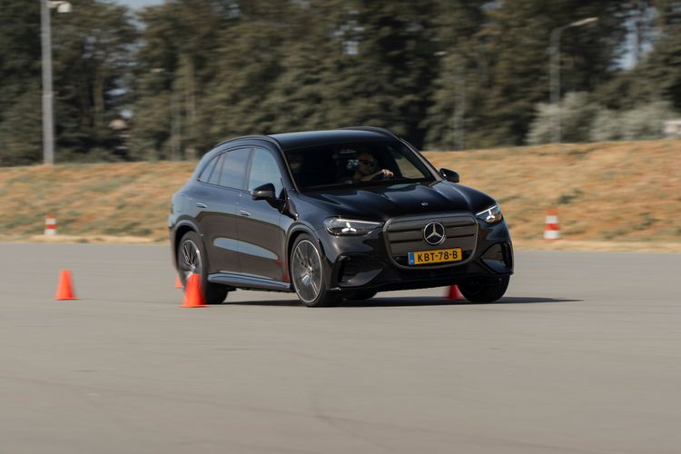 Mercedes-Benz GLC tussen pionnen