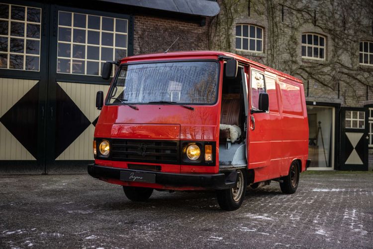 Betaalbare wegenbelastingvrije bus is klaar om camper te worden