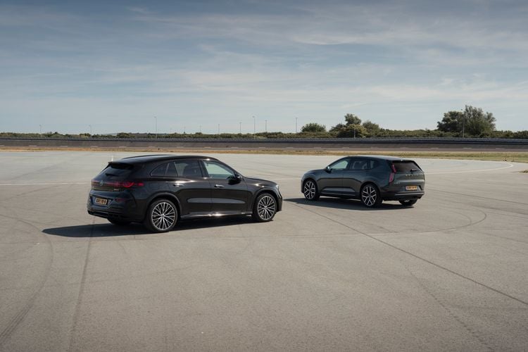 Mercedes-Benz GLC en Volvo EX60 van achteren