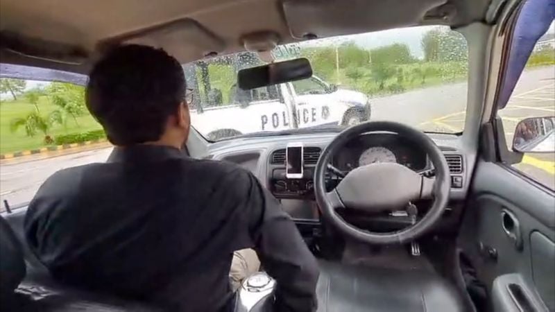 zelfrijdende auto Pakistan botst op politieauto politie