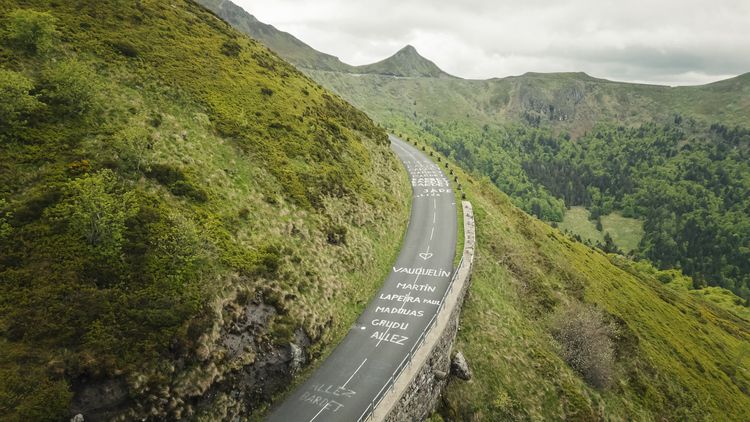 Slingerende bergweg door het Cantal-landschap