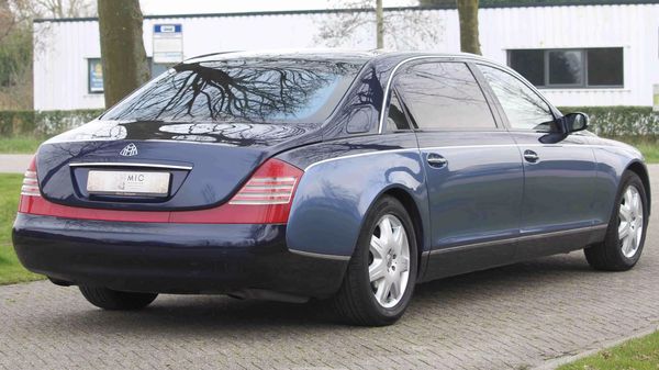 Met goedkoopste Maybach rijd je zo langs NAVO-blokkades