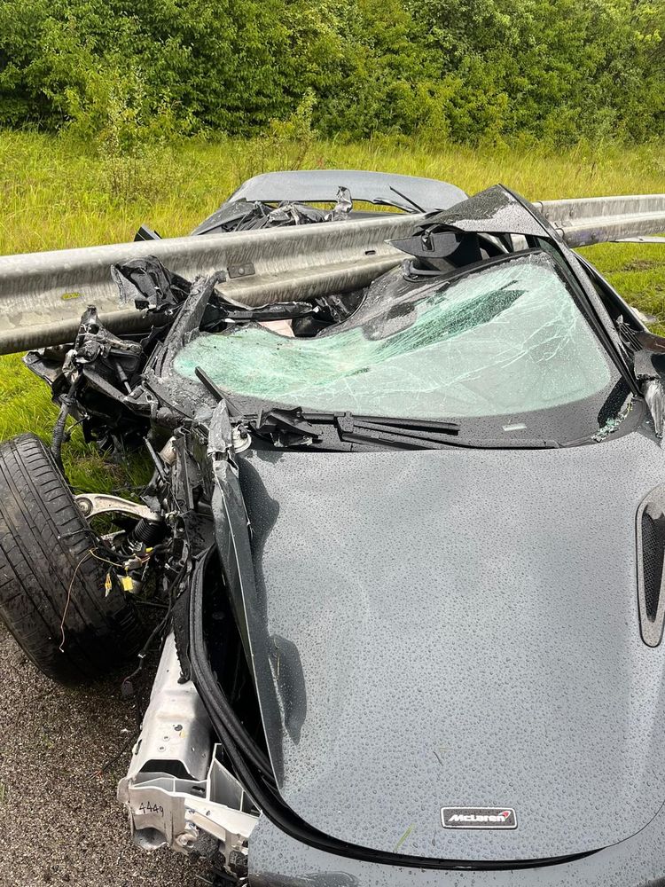Bizarre crash met lage McLaren: vast onder vangrail
