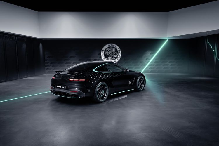 F1-coureur (19) crasht met 300.000 euro kostende Mercedes, enkele dagen nadat hij deze ophaalde