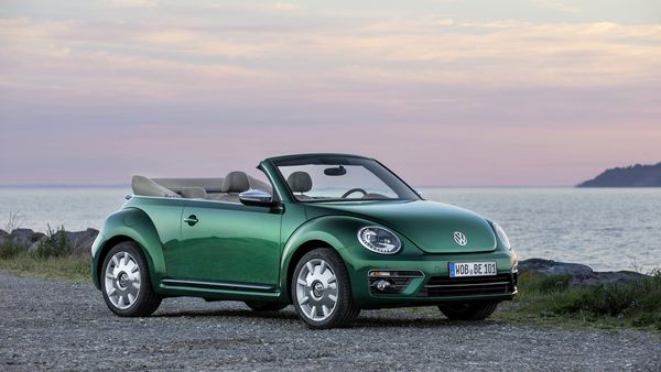 Volkswagen Beetle Cabriolet aan de kust
