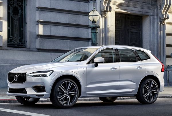 volvo_xc60_t8_r-design_10