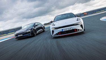 Bijna 1300 pk en meer dan 50 procent goedkoper: kan de Zeekr 001 FR de Lucid Air Sapphire verslaan?