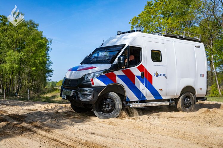 Nederlandse politie laat ineens ruige 4x4’s zien: busjes met 3,0-litermotor zijn redder in nooit
