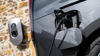 Airco ’s nachts gratis gebruiken: “Mercedes gaat met snellaadaansluiting huis van elektriciteit voorzien”