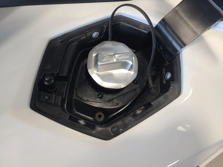 Lamborghini vraagt 1.100 euro voor onderdeel, garage vervangt het met Ford Focus-variant van 35 euro