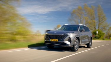 MG S9 PHEV rijdend op een landweg