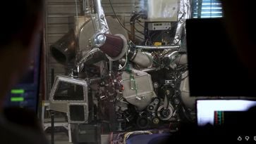 Dit gebeurt er als je de goedkoopste benzine in een 1.000 pk Koenigsegg-motor gooit