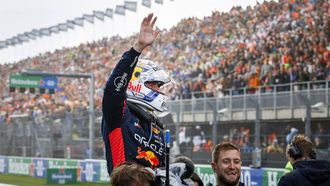 ZANDVOORT - Max Verstappen (Red Bull Racing) juicht na het winnen van de F1 Grand Prix van Nederland op het Circuit van Zandvoort op 27 augustus 2023 in Zandvoort, Nederland. ANP REMKO DE WAAL