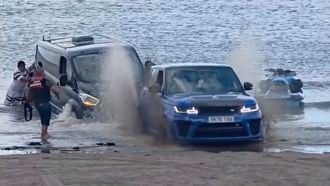 Range Rover Sport SVR zee onder water