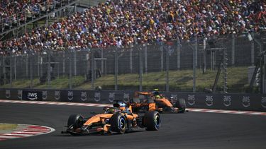 epa13134074 McLaren driver Oscar Piastri of Australia (L) and teammate Lando Norris of Britain in action during the Formula One Hungarian Grand Prix at the Hungaroring circuit in Mogyorod, Hungary, 26 July 2026.  EPA/Tamas Vasvari HUNGARY OUT