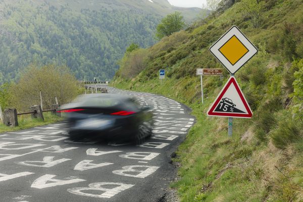 Ferrari 12Cilindri passeert een waarschuwing voor steile afdaling
