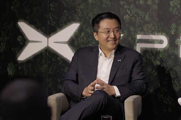 Brian Gu op het podium bij een Xpeng-evenement