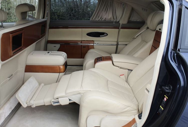 Met goedkoopste Maybach rijd je zo langs NAVO-blokkades