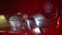 Video: bestuurder betrapt met lachgasballon, rijdt tegen verkeer in en belandt op de kop