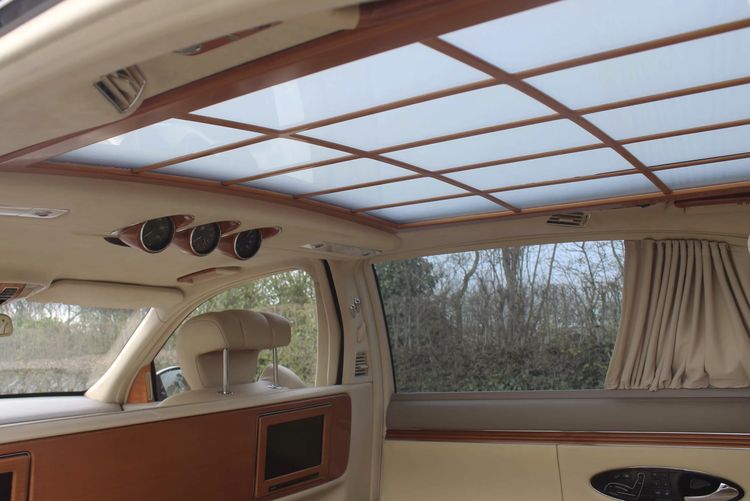 Met goedkoopste Maybach rijd je zo langs NAVO-blokkades