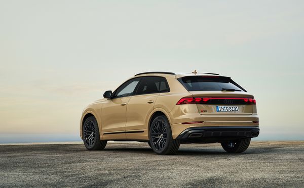 Audi Q8. Kleur: Sakhir gold metallic