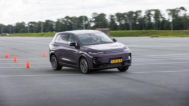 Leapmotor B10 Hybrid EV rijdend tussen pylonnen