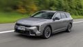 Kia K4 Sportswagon rijdend van voren