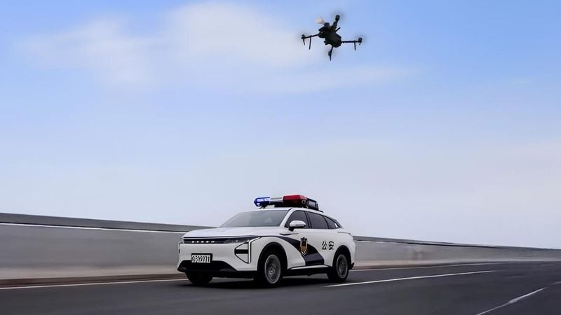 Politieauto’s met drones duiken op in China: “Luchtinspectie wordt onderdeel van routinepatrouilles”