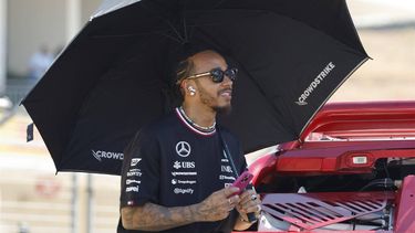 epa11671715 Lewis Hamilton of United Kingdom for Team Mercedes during the Driver’s Parade before the Formula One United States Grand Prix, at the Cirtcuit of the Americas in Austin, TX, USA, 20 October 2024.  EPA/JOHN MABANGLO
