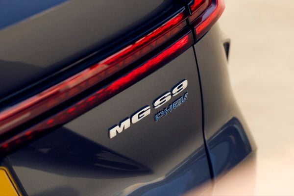 MG S9 PHEV badge op de achterklep