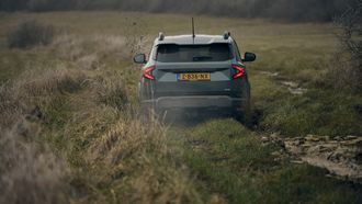 Offroaden met Dacia Duster gaat fout! Uren vast in modder