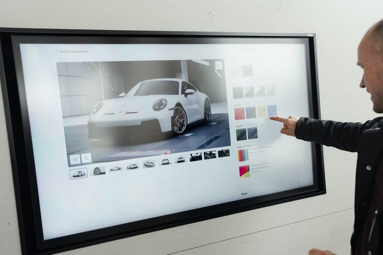 Porsche Macan elektrische auto EV laden snelladen opladen Porsche Charging Lounge wintersport wintersporters