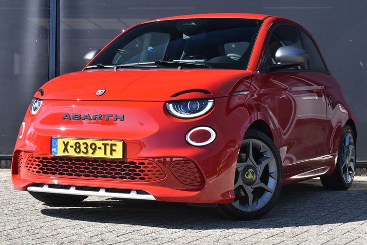 Sportieve elektrische occasion is een jaar oud en schreef 40% af