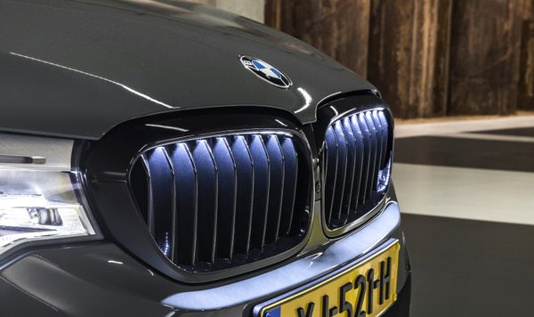BMW 540i grille verlicht 2