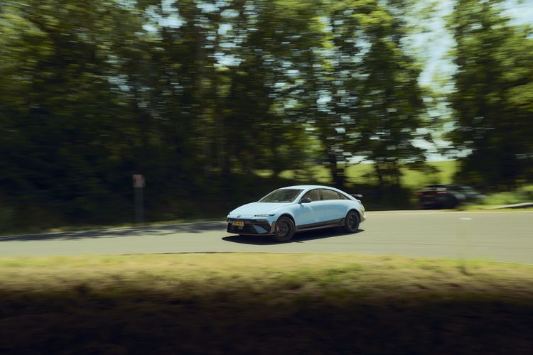 Hyundai Ioniq 6 N rijdend langs bomen