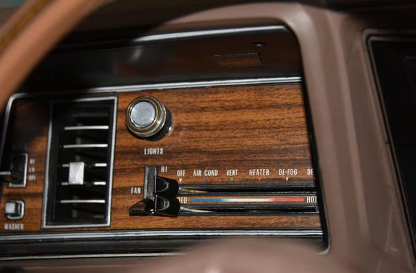 Wegenbelastingvrije 7,5-liter V8-gezinsauto is betaalbaar, heeft 8 zitplaatsen en beschikt al over airco