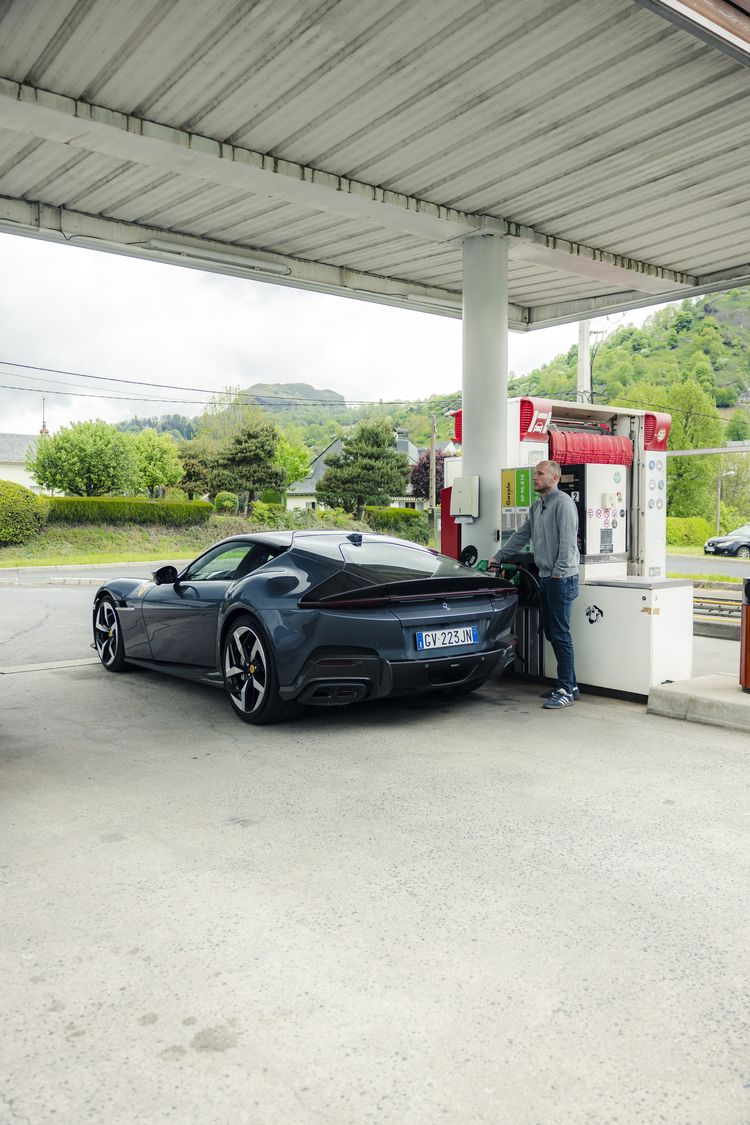 Ferrari 12Cilindri bij een tankstation in de Cantal