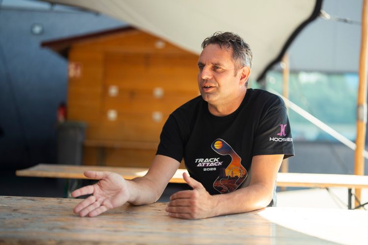 Peter Tunissen aan tafel tijdens het interview