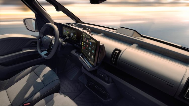 Renault laat plots opvallende designtaal zien met nieuwe elektrische Trafic die tot 2.000 kg mag trekken