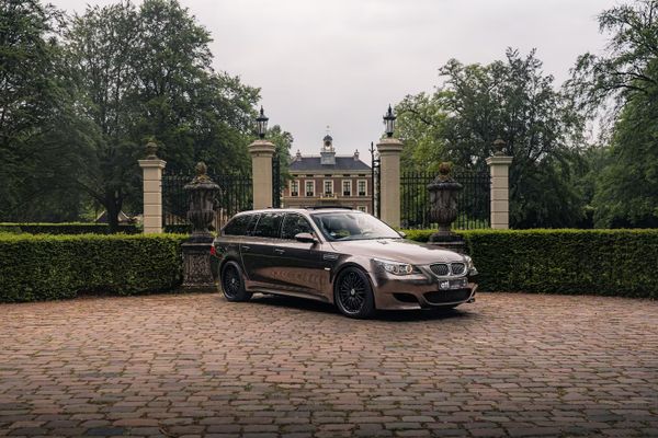 Krankzinnige BMW M5 V10 heeft twee superchargers en is te koop in Nederland