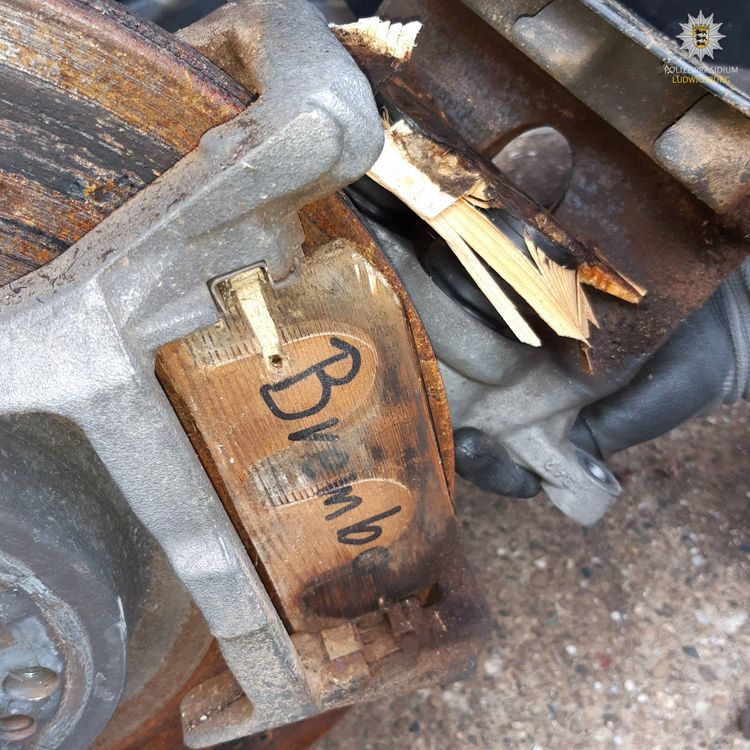 Mercedes van Duitse veiling blijkt houten blokjes als remblokken te hebben