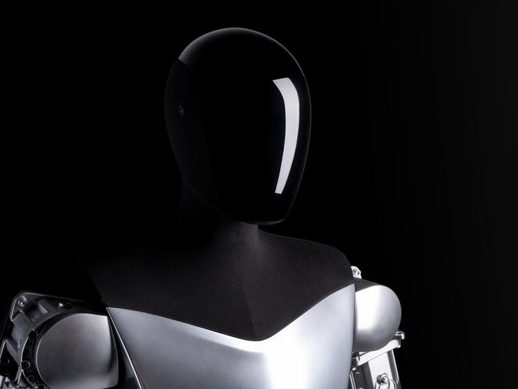Nog meer fabrieksontslagen? Zo traint Tesla op de rug van medewerkers robots