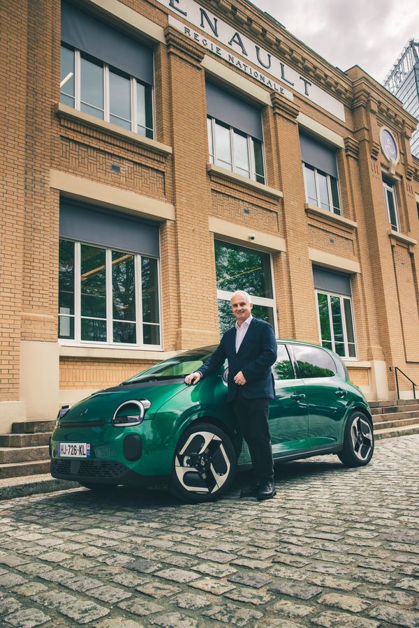Fabrice Cambolive bij de Renault Twingo voor het Renault-hoofdkwartier