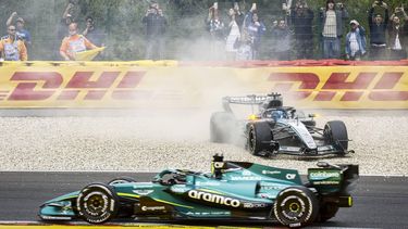 SPA -  Lance Stroll (Aston Martin Aramco Formula One Team) en George Russell (Mercedes-AMG PETRONAS Formula One Team) die in de grindbak terecht komt tijdens de race van de Grote Prijs van België op het circuit van Spa-Francorchamps. SEM VAN DER WAL / ANP