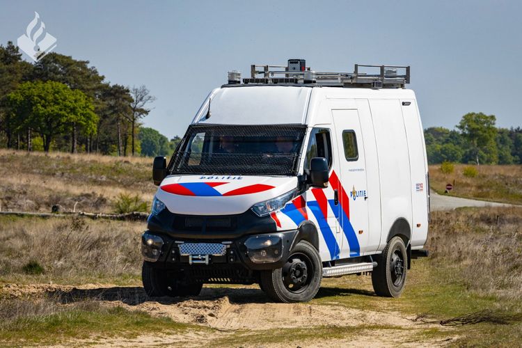 Nederlandse politie laat ineens ruige 4x4’s zien: busjes met 3,0-litermotor zijn redder in nooit