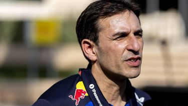 BAHREIN - Pierre Waché (technisch directeur Red Bull Racing) staat de pers te woord tijdens de derde testdag op het Bahrain International Circuit voorafgaand aan de start van het Formule 1-seizoen. SANDER KONING / ANP